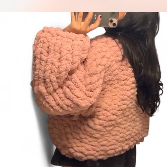 Handmade Pink Chunky Knit Cardigan for Women - Picture 3 of 5